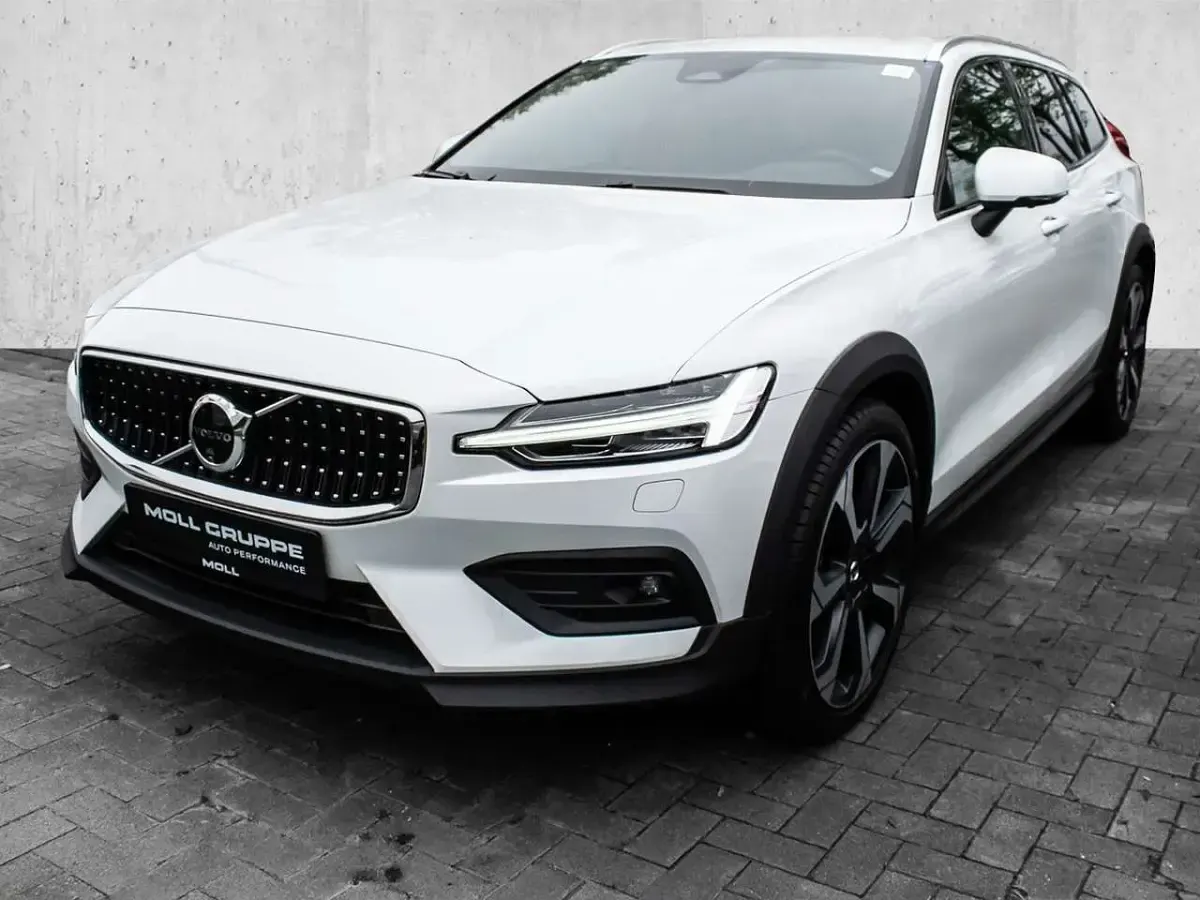 Gebraucht Volvo V60 CC Plus 197 PS (144 kW) 2024 Crystal white pearl / metallic Kombi
