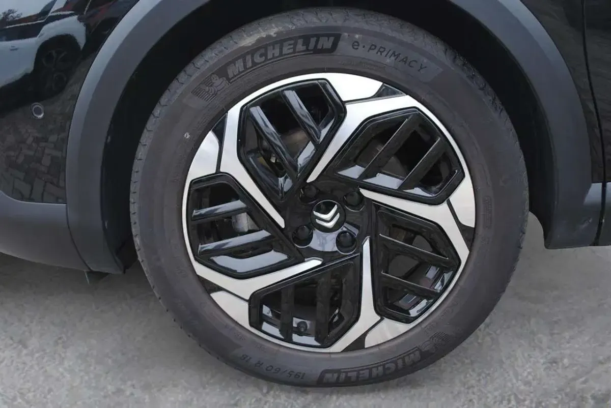 Gebraucht Citroën C4 PureTech 131 PS (96 kW) 2023 Lackierung schwarz perla nera/typ aussenverkleidung metalliclackierung Limousine