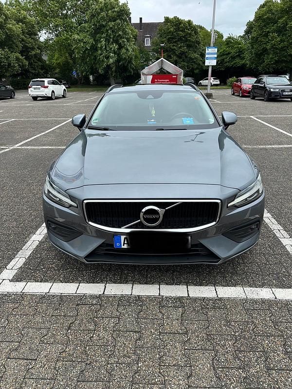 Grau Gebraucht 2018 Volvo V60 Momentum Kombi | 18.600 € (Guter Preis) - Bild 1/4