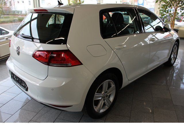 Gebraucht VW Golf VII Comfortline 110 PS (80 kW) 2016 Weiß Limousine