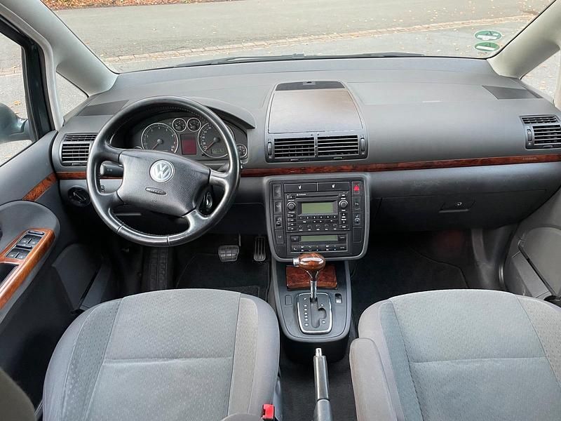 Grün Gebraucht 2004 VW Sharan Van / Kleinbus | 2.799 € (Fairer Preis) - Bild 1/4
