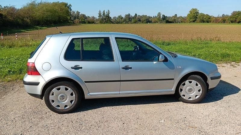 Silber Gebraucht 2001 VW Golf IV Comfortline Limousine | 1.950 € (Guter Preis) - Bild 1/4