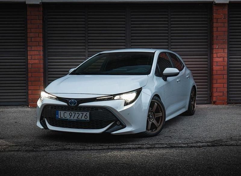 Weiß Gebraucht 2020 Toyota Corolla Hybrid Business Edition Limousine | 16.500 € (Fairer Preis) - Bild 1/4