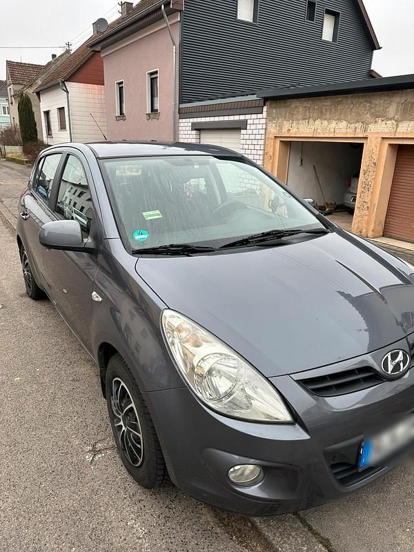 Grau Gebraucht 2011 Hyundai i20 Kleinwagen | 3.500 € - Bild 1/4