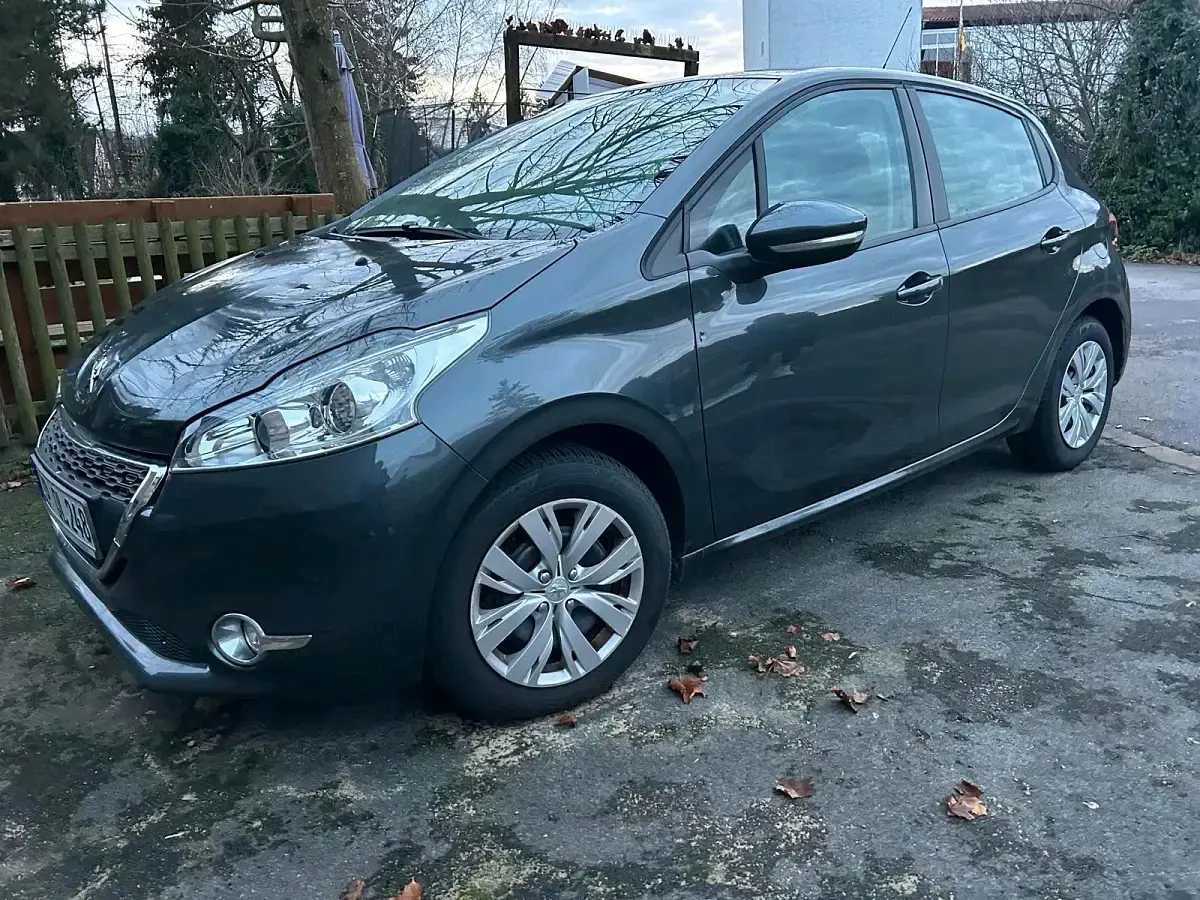Gebraucht Peugeot 208 82 PS (60 kW) 2013 Grau Kleinwagen