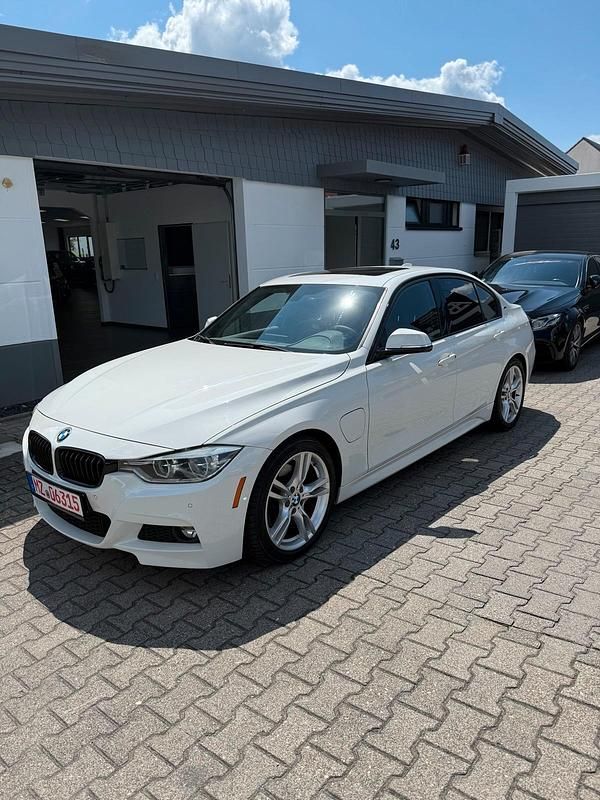 Weiß Gebraucht 2017 BMW 330e Limousine | 20.000 € (Fairer Preis) - Bild 1/4
