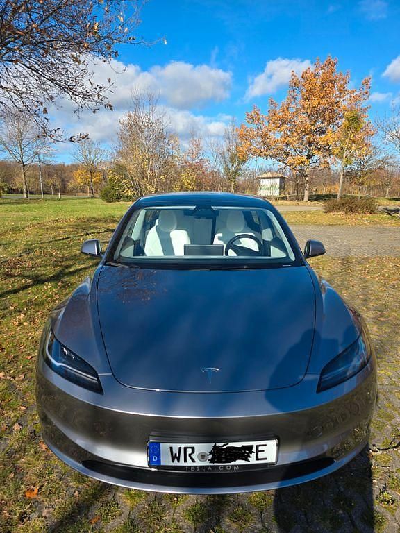 Grau Gebraucht 2025 Tesla Model 3 Long Range RWD Limousine | 35.900 € (Guter Preis) - Bild 1/4