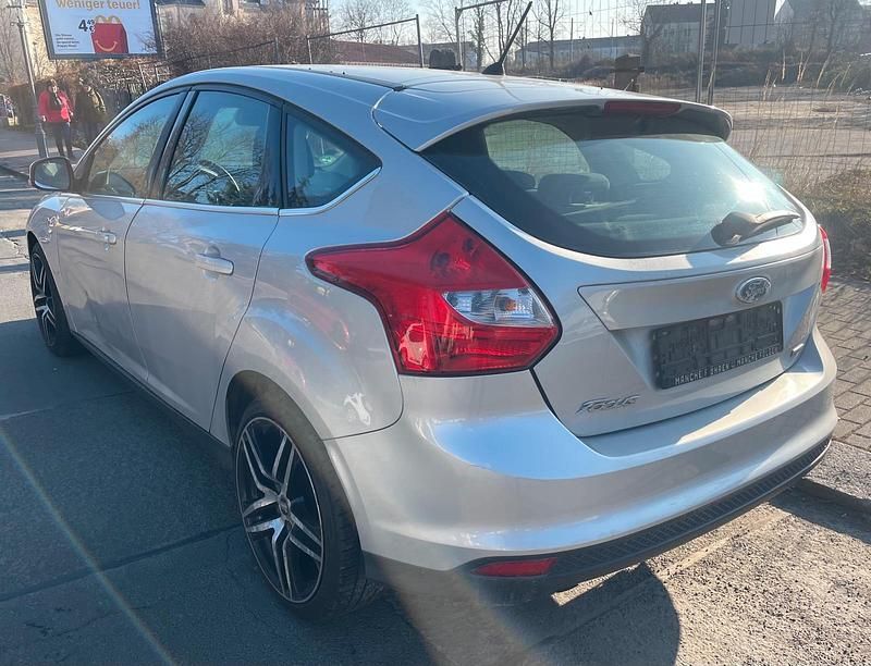 Usado Ford Focus S 125 CV (91 kW) 2012 Gris Berlina