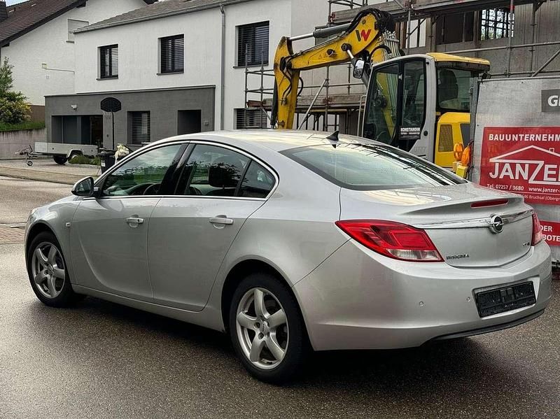 Gebraucht Opel Insignia Edition 160 PS (117 kW) 2009 Argon silber/ice silver (m2) Limousine