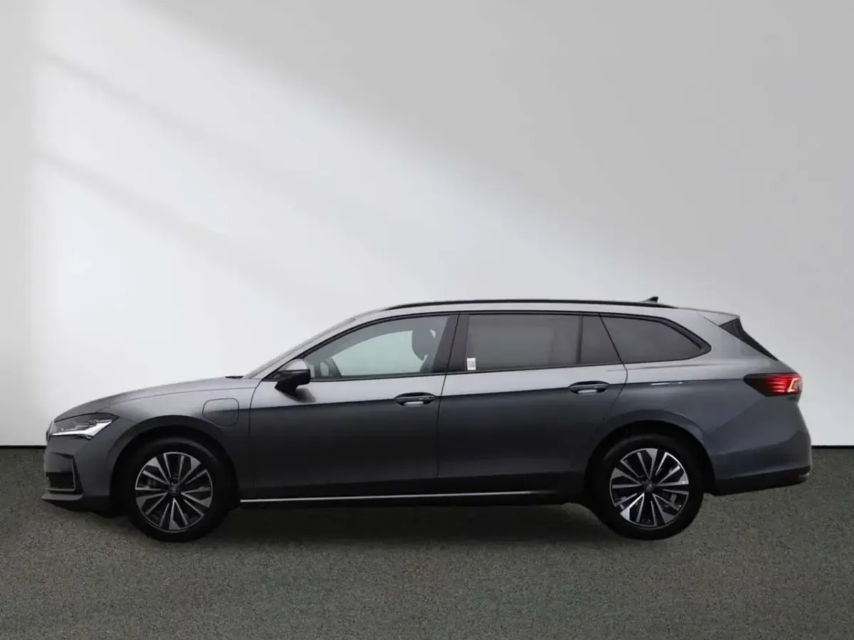 Neu Skoda Superb Selection 204 PS (150 kW) 2026 Grau Kombi