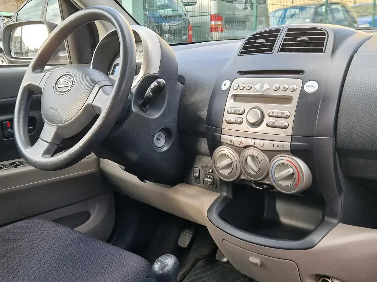 Gebraucht Daihatsu Sirion 69 PS (50 kW) 2006 Silber Kleinwagen