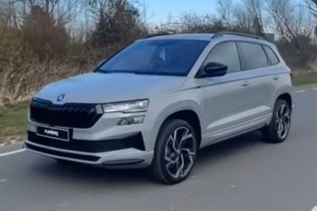Grau Neu 2025 Skoda Karoq SportLine SUV | 36.990 € (Etwas zu teuer) - Bild 1/4