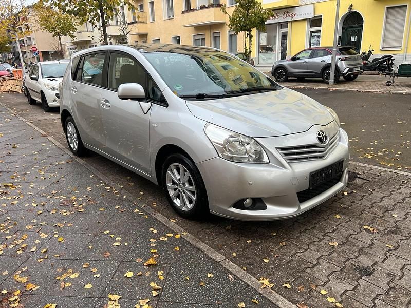Grau Gebraucht 2010 Toyota Verso Van / Kleinbus | 3.100 € (Superpreis) - Bild 1/4