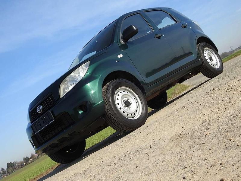 Grün Gebraucht 2010 Daihatsu Terios SUV | 11.399 € - Bild 1/4