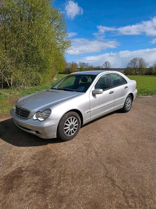 Second-hand Mercedes C180 143 CP (105 kW) 2002 Argintiu Berlinǎ
