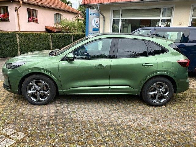 Gebraucht Ford Kuga ST-Line 186 PS (136 kW) 2024 Grün SUV