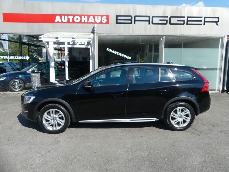 Schwarz Gebraucht 2016 Volvo V60 CC Momentum Kombi | 15.890 € - Bild 1/4