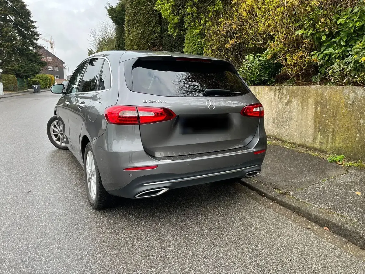 Gebraucht Mercedes E250 160 PS (117 kW) 2021 Grau Limousine