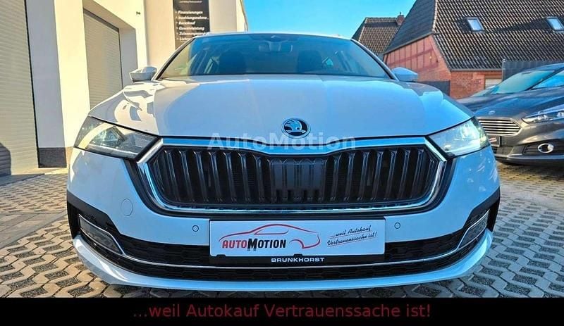 Bila moon/moon white Gebraucht 2020 Skoda Octavia First Edition Kombi | 17.690 € (Fairer Preis) - Bild 1/4