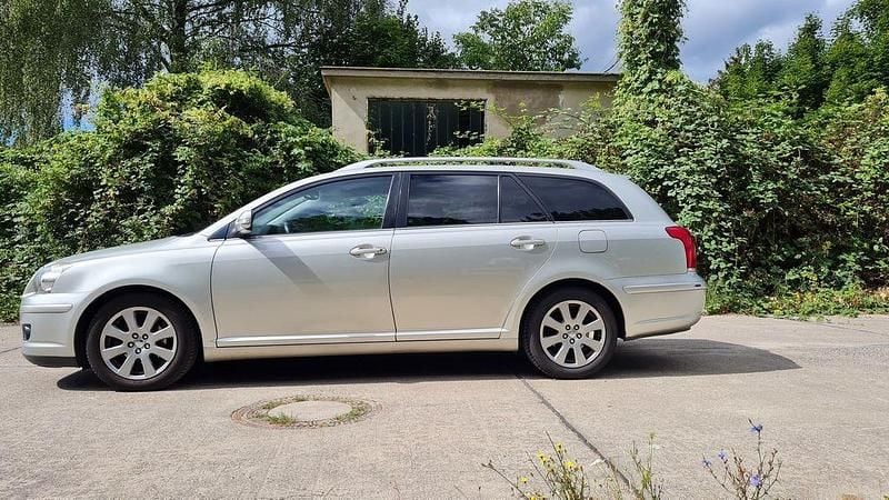 Silber (metallic) Gebraucht 2009 Toyota Avensis Kombi | 5.900 € (Fairer Preis) - Bild 1/4