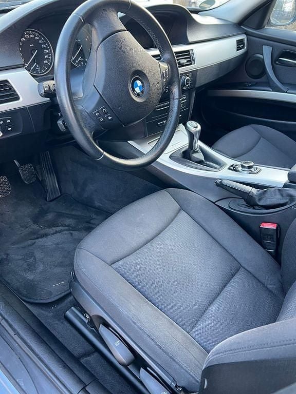 Gebraucht BMW 318 143 PS (105 kW) 2012 Blau Kombi