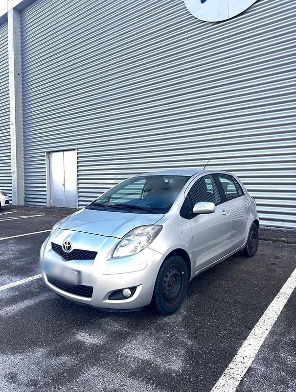 Silber Gebraucht 2011 Toyota Yaris Kleinwagen | 4.800 € (Fairer Preis) - Bild 1/4