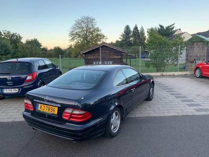Blau Gebraucht 2001 Mercedes CLK200 Elegance Coupé | 799 € (Superpreis) - Bild 1/4