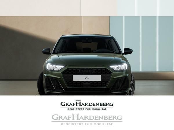 Grün (distriktgrün mythosschw) Neu 2025 Audi A1 Sportback S-line plus Kleinwagen | 34.492 € (Guter Preis) - Bild 1/4