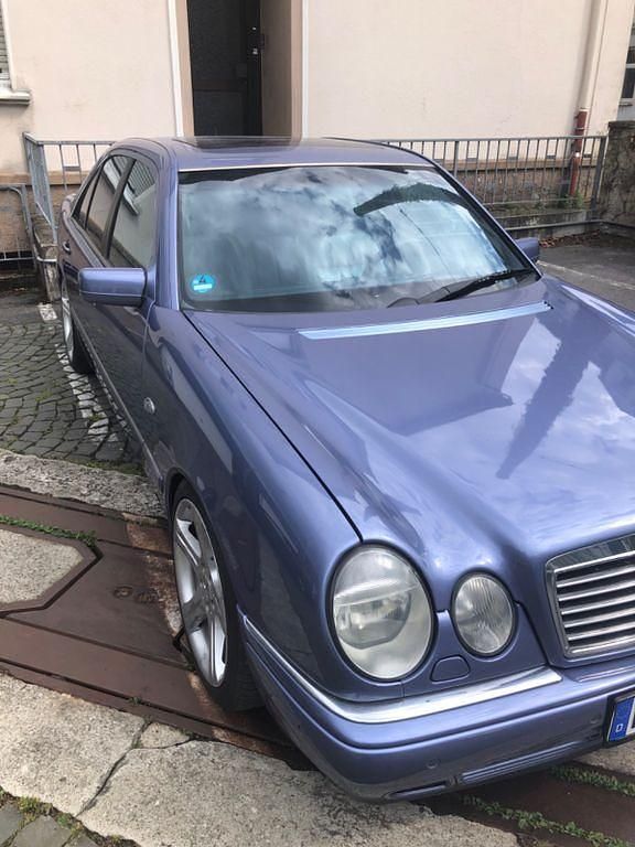 Blau Gebraucht 1996 Mercedes E420 Avantgarde Limousine | 9.900 € - Bild 1/4