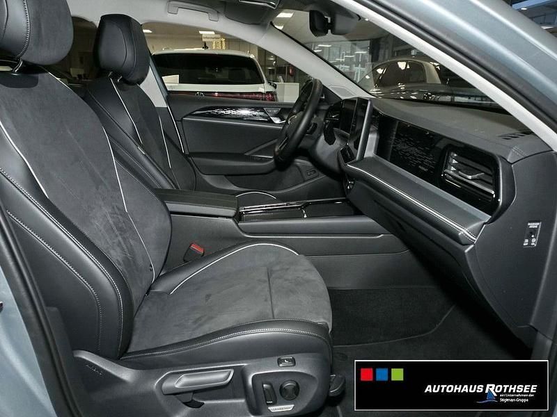 Gebraucht VW Passat Elegance 150 PS (110 kW) 2025 Oyster silver metallic Kombi