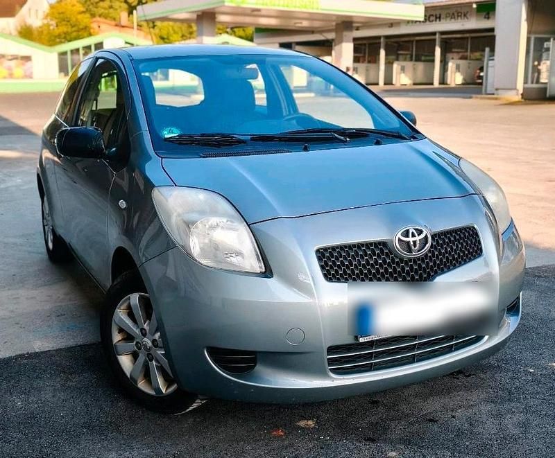 Grau Gebraucht 2007 Toyota Yaris Kleinwagen | 2.600 € (Teuer) - Bild 1/4