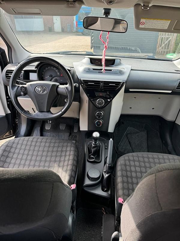 Gebraucht Toyota iQ 68 PS (50 kW) 2011 Schwarz Kleinwagen