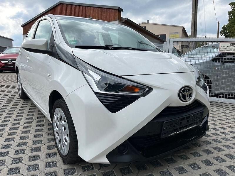 Weiß Gebraucht 2018 Toyota Aygo X-play Kleinwagen | 7.990 € (Guter Preis) - Bild 1/4