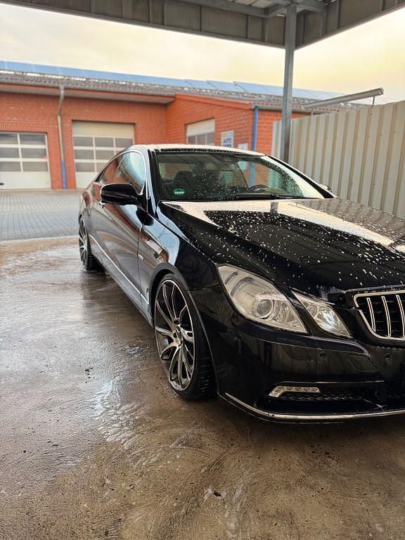 Schwarz Gebraucht 2009 Mercedes E350 Coupé | 6.000 € (Superpreis) - Bild 1/4