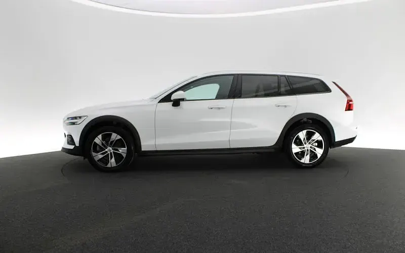 Używany Volvo V60 CC Plus 197 KM (144 kW) 2023 Biały Kombi
