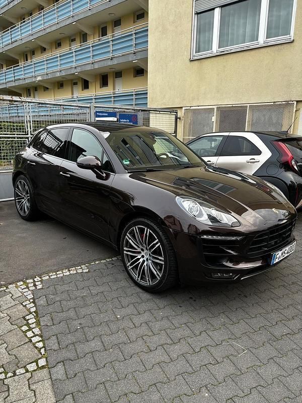 Braun Gebraucht 2015 Porsche Macan Turbo SUV | 28.900 € (Superpreis) - Bild 1/4