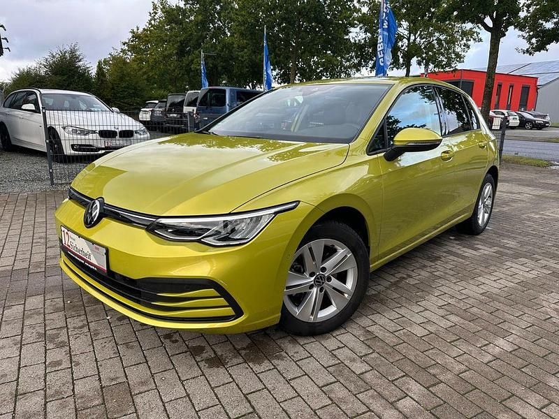 Gelb Gebraucht 2022 VW Golf VIII Life Limousine | 19.990 € (Superpreis) - Bild 1/4