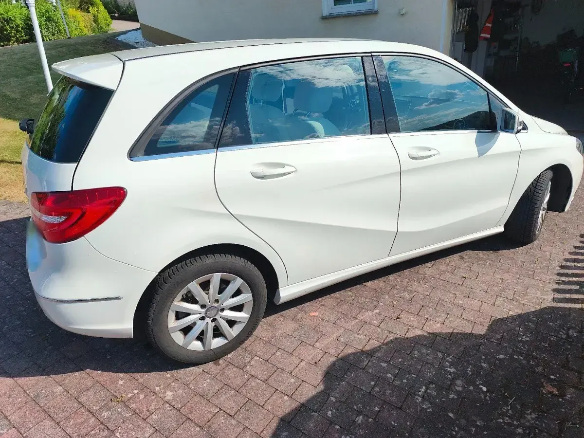 Gebraucht Mercedes B180 122 PS (89 kW) 2013 Weiß Kleinwagen