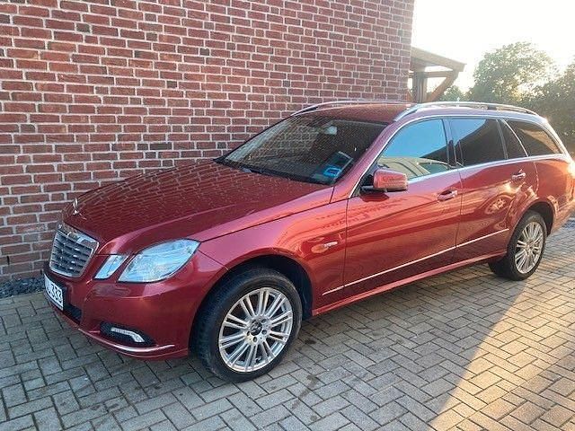 Rot Gebraucht 2010 Mercedes E350 Limousine | 6.500 € (Guter Preis) - Bild 1/4
