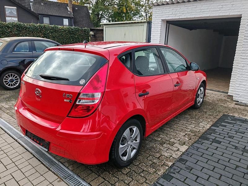 Rot Gebraucht 2010 Hyundai i30 Edition+ Limousine | 3.950 € (Fairer Preis) - Bild 1/4