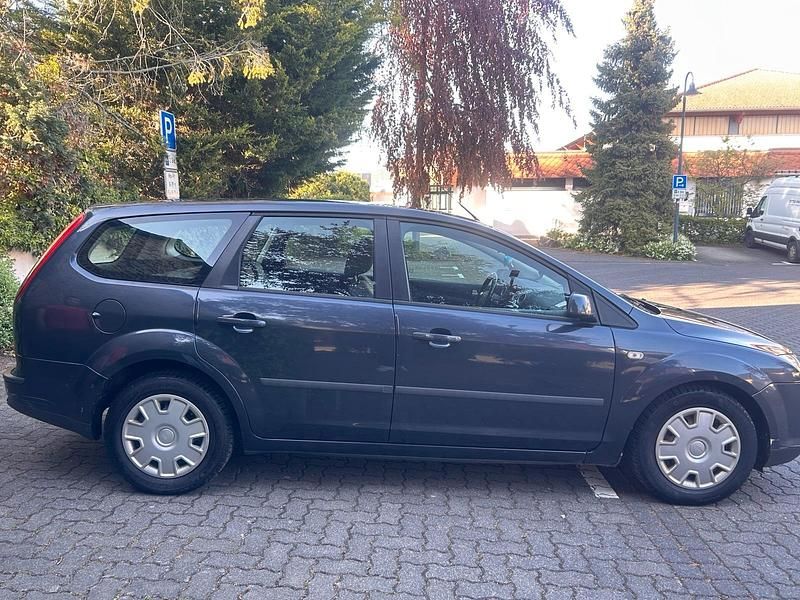 Używany Ford Focus Titanium 101 KM (74 kW) 2007 Szary Kombi