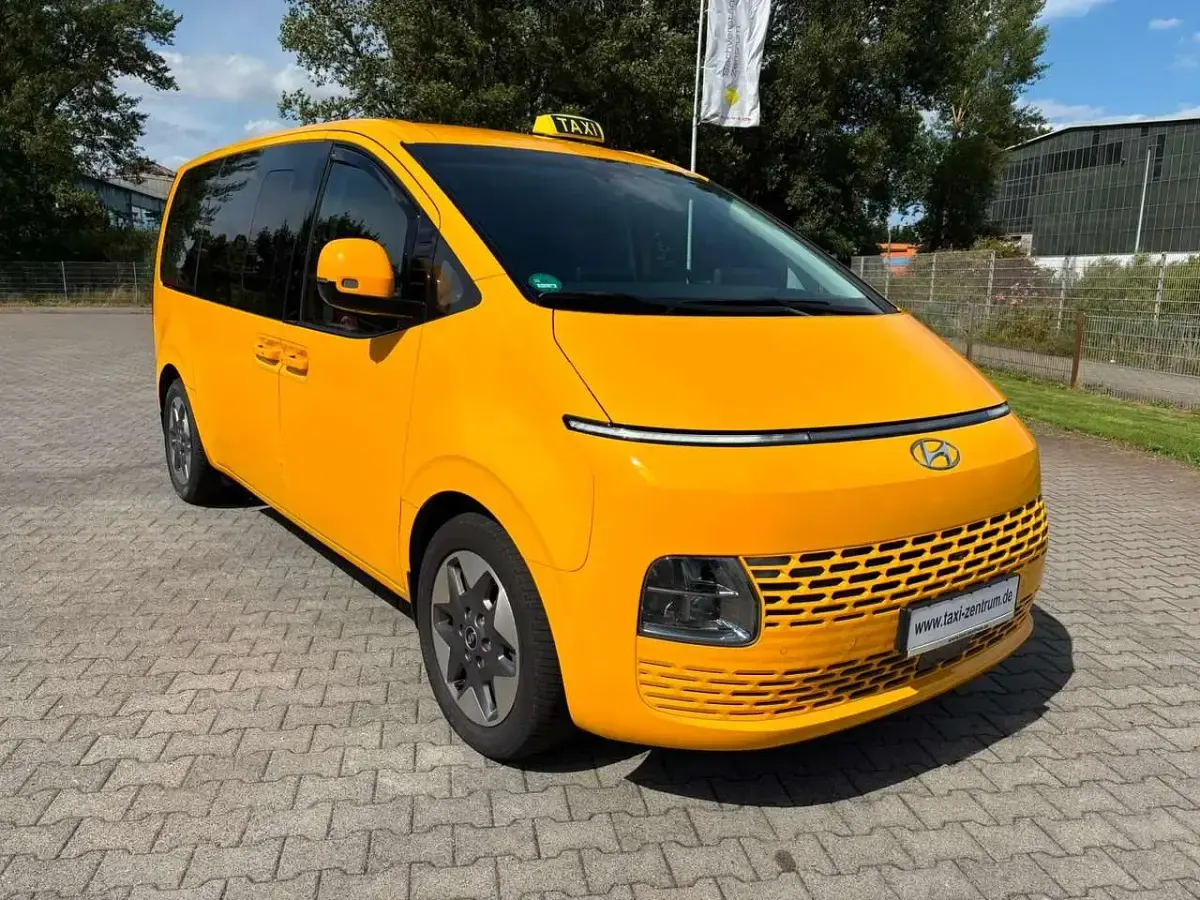 Gebraucht Hyundai Staria Prime 177 PS (130 kW) 2024 Dynamic yellow Van / Kleinbus