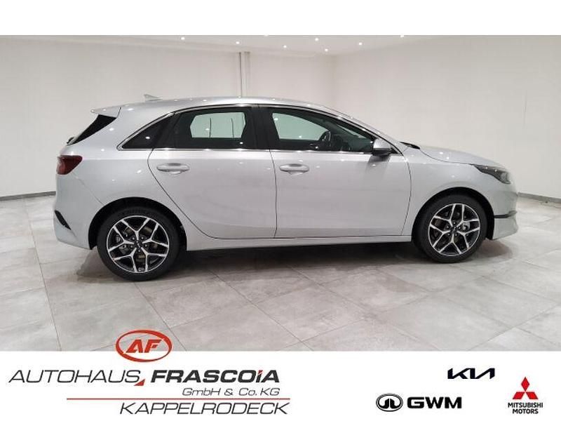 Gebraucht Kia Ceed Spirit 140 PS (102 kW) 2024 Silber Kleinwagen