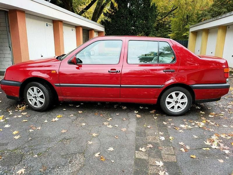 Rot Gebraucht 1993 VW Vento Limousine | 3.000 € - Bild 1/4