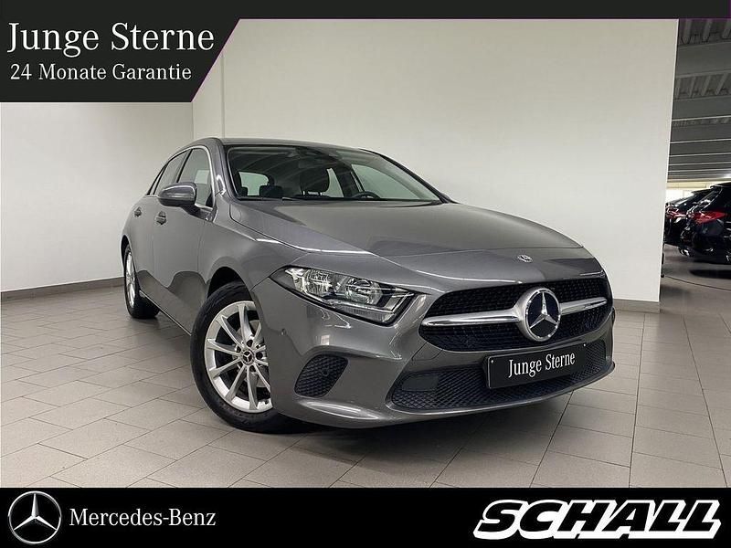 Grau Gebraucht 2020 Mercedes A180 Progressive Limousine | 22.299 € (Fairer Preis) - Bild 1/4