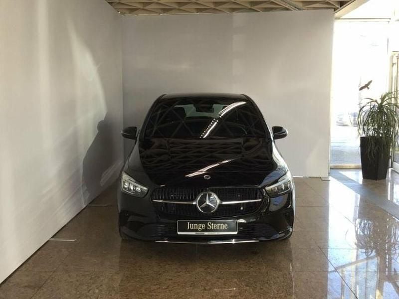 Gebraucht Mercedes 200 150 PS (110 kW) 2023 Unilack nachtschwarz Limousine