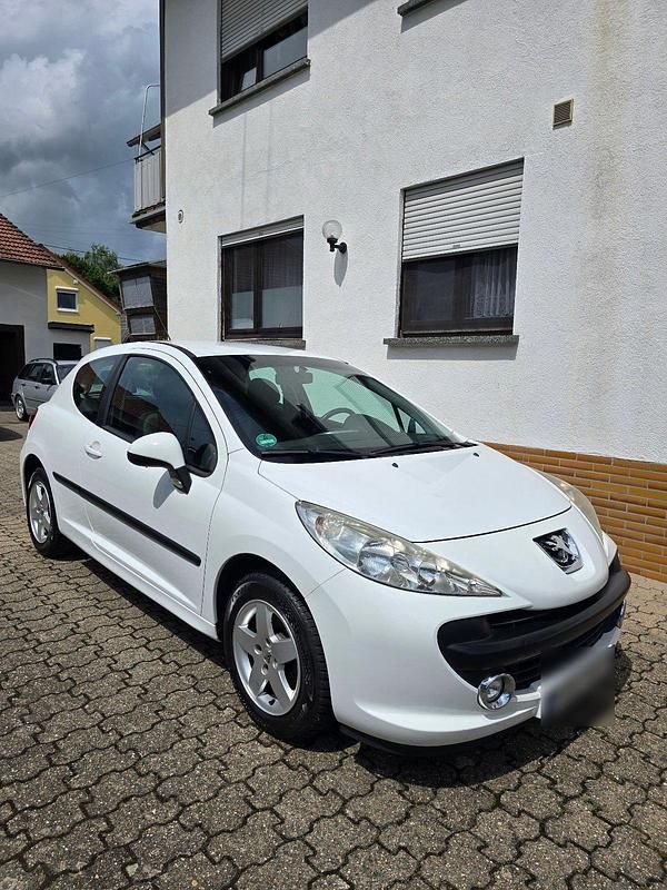 Weiß Gebraucht 2009 Peugeot 207 Urban Move Coupé | 2.300 € (Fairer Preis) - Bild 1/4