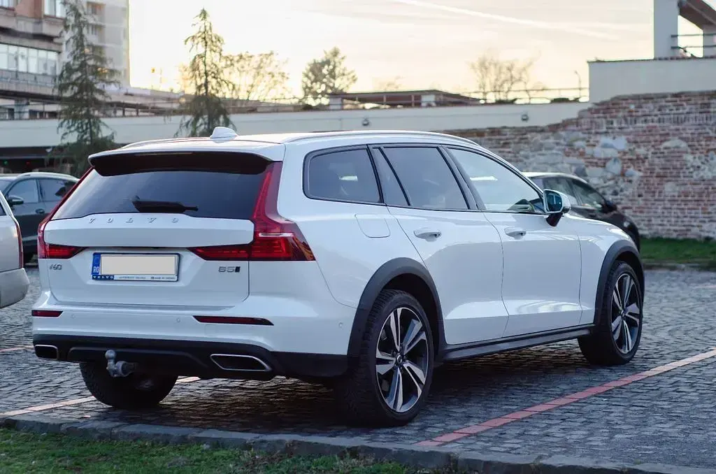 Gebraucht Volvo V60 CC Pro 250 PS (183 kW) 2021 Weiß Kombi