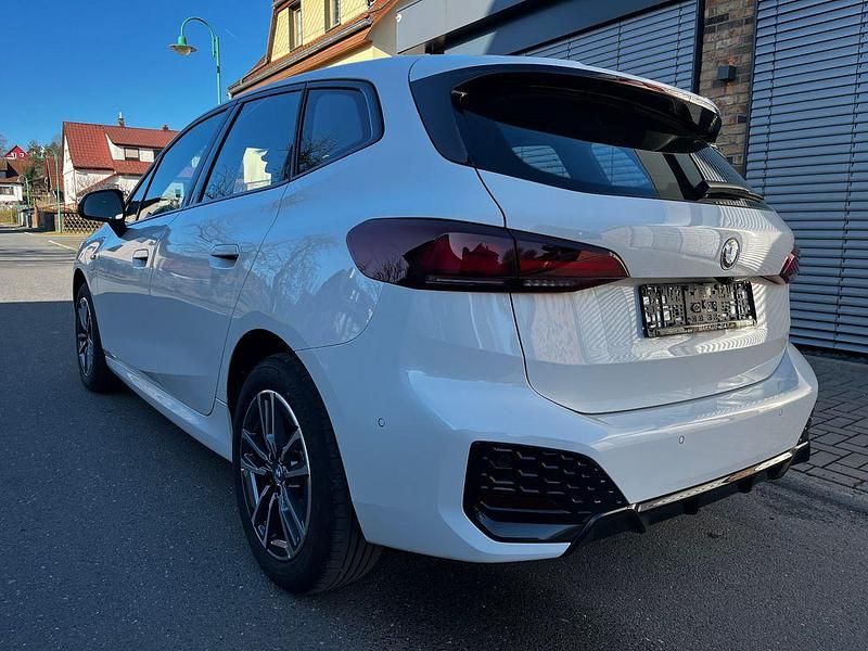 Gebraucht BMW 225 Active Tourer M Sport 245 PS (180 kW) 2022 Weiß Van / Kleinbus