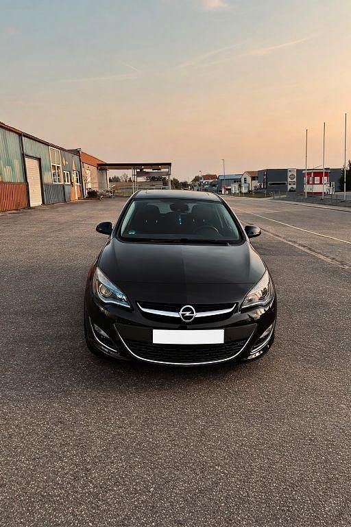 Gebraucht Opel Astra Edition 165 PS (121 kW) 2014 Schwarz Limousine